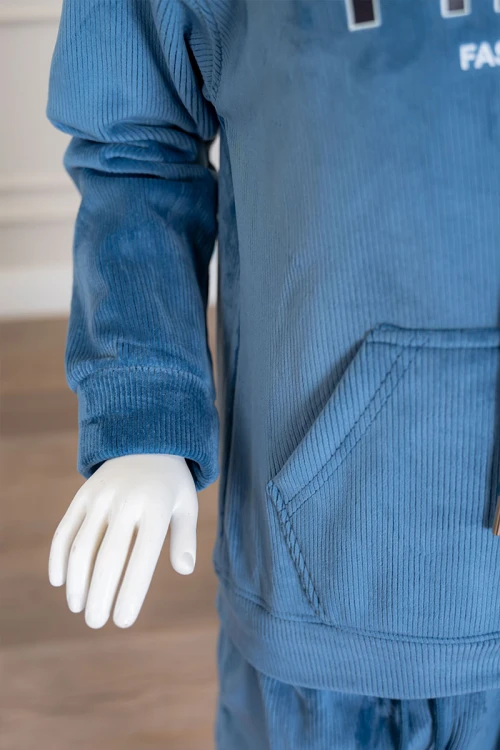 بيجاما بناتي شتوي قطعتين لون أزرق هودي بقبعة متصلة برباط و بجيوب الكنغر و أكمام طويلة مزين بكتابات من الأمام مع بنطلون طويل برباط في الخصر و جيوب من الجانبين