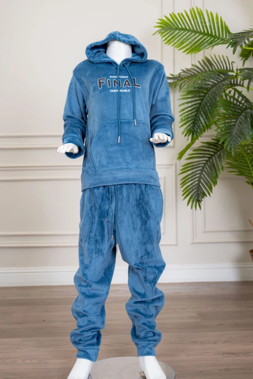 بيجاما بناتي شتوي قطعتين لون أزرق هودي بقبعة متصلة برباط و بجيوب الكنغر و أكمام طويلة مزين بكتابات من الأمام مع بنطلون طويل برباط في الخصر و جيوب من الجانبين