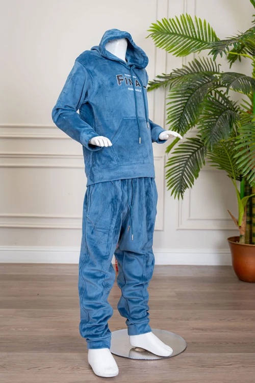 بيجاما بناتي شتوي قطعتين لون أزرق هودي بقبعة متصلة برباط و بجيوب الكنغر و أكمام طويلة مزين بكتابات من الأمام مع بنطلون طويل برباط في الخصر و جيوب من الجانبين