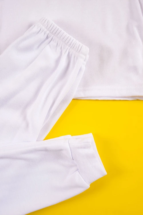 بيجاما ولادي شتوي قطعتين لون أبيض بلوزة بياقة عالية و أكمام طويلة مع بنطلون طويل