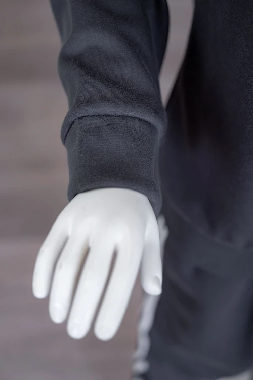 طقم بناتي شتوي قطعتين لون رصاصي بلوزة بياقة دائرية مزين بكتابات و خطوط باللون الأبيض بأكمام طويلة مع بنطلون طويل برباط في الخصر و جيوب من الجانبين