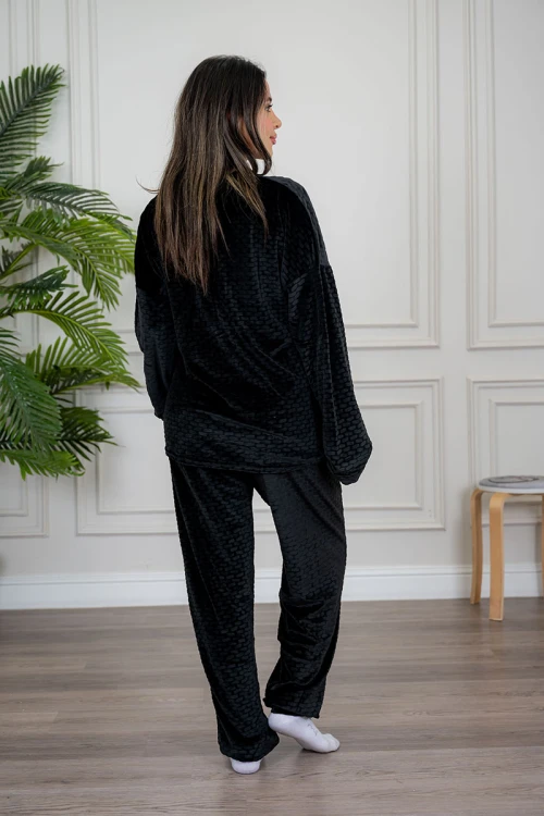 بيجاما نسائية قطعتين لون أسود مزينة بنقوش ياقة دائرية بأزرار من الأمام و بأكمام طويلة مع بنطلون طويل