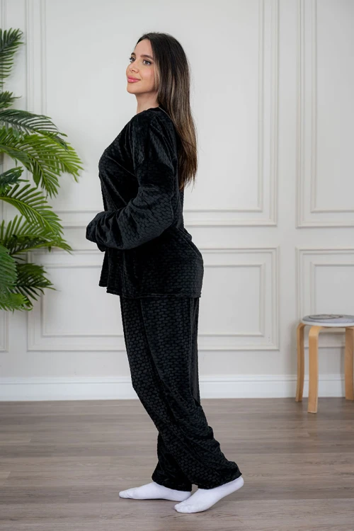 بيجاما نسائية قطعتين لون أسود مزينة بنقوش ياقة دائرية بأزرار من الأمام و بأكمام طويلة مع بنطلون طويل