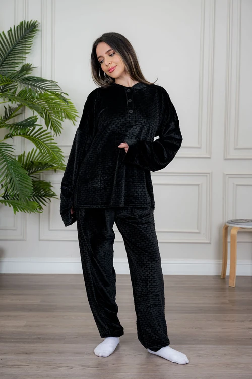 بيجاما نسائية قطعتين لون أسود مزينة بنقوش ياقة دائرية بأزرار من الأمام و بأكمام طويلة مع بنطلون طويل