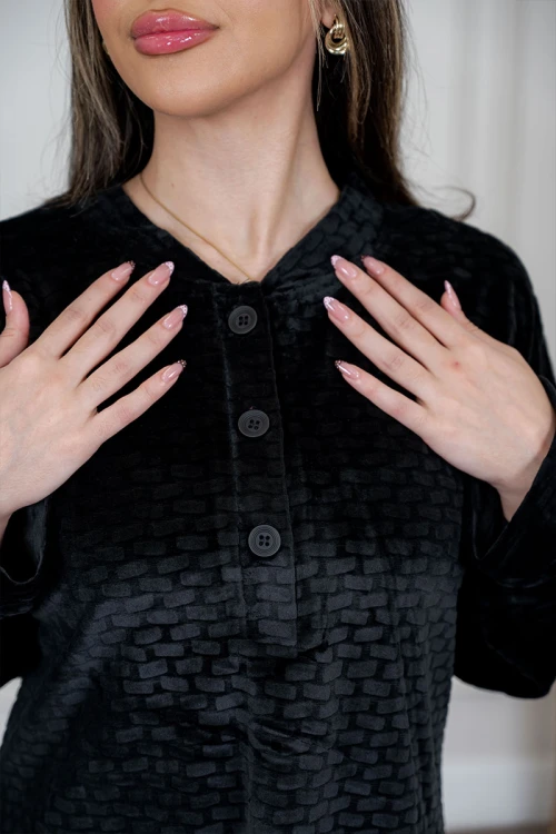 بيجاما نسائية قطعتين لون أسود مزينة بنقوش ياقة دائرية بأزرار من الأمام و بأكمام طويلة مع بنطلون طويل