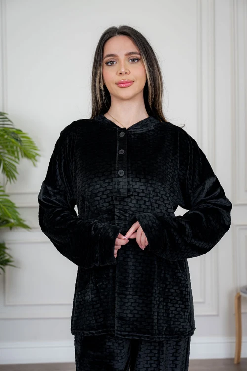 بيجاما نسائية قطعتين لون أسود مزينة بنقوش ياقة دائرية بأزرار من الأمام و بأكمام طويلة مع بنطلون طويل