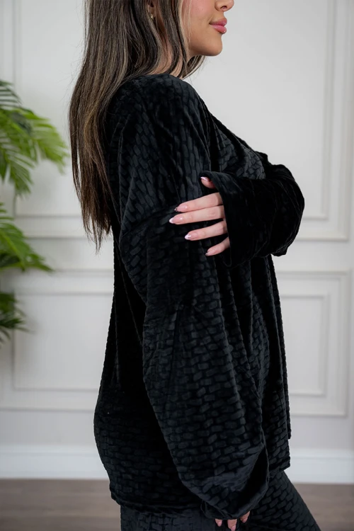 بيجاما نسائية قطعتين لون أسود مزينة بنقوش ياقة دائرية بأزرار من الأمام و بأكمام طويلة مع بنطلون طويل