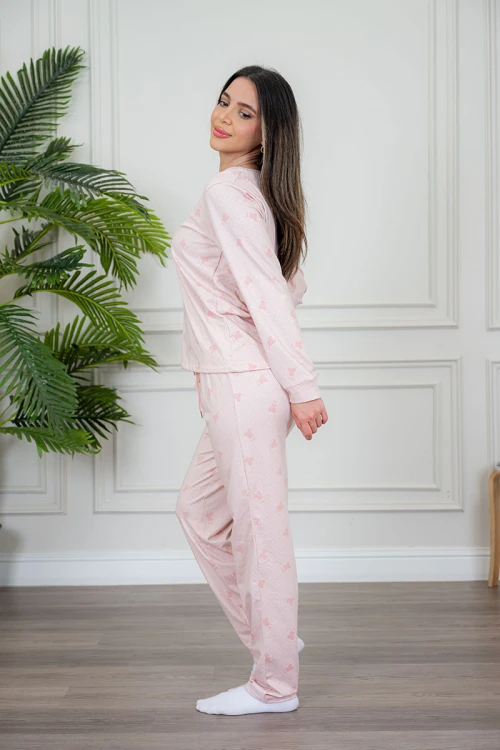 بيجاما نسائية قطعتين لون وردي مزينة بكتابات ورسومات ياقة دائرية و بأكمام طويلة مع بنطلون طويل برباط في الخصر