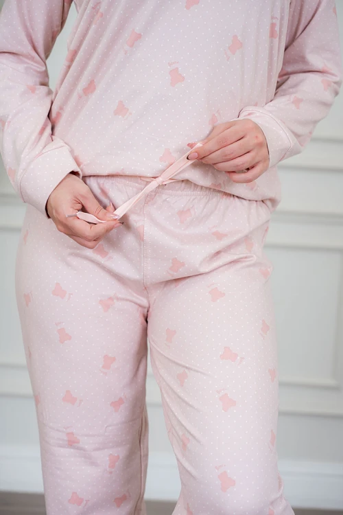 بيجاما نسائية قطعتين لون وردي مزينة بكتابات ورسومات ياقة دائرية و بأكمام طويلة مع بنطلون طويل برباط في الخصر