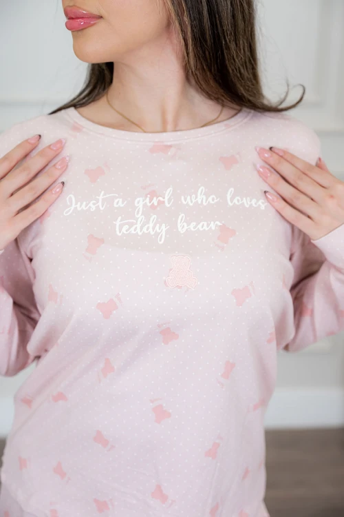 بيجاما نسائية قطعتين لون وردي مزينة بكتابات ورسومات ياقة دائرية و بأكمام طويلة مع بنطلون طويل برباط في الخصر