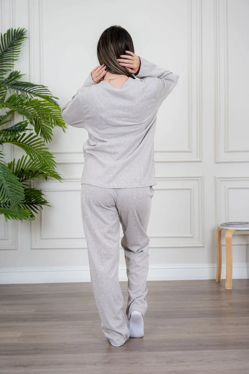 بيجاما نسائية قطعتين لون بيج مزينة بكتابات من الأمام ياقة دائرية بأزرار و بأكمام طويلة مع بنطلون طويل برباط في الخصر