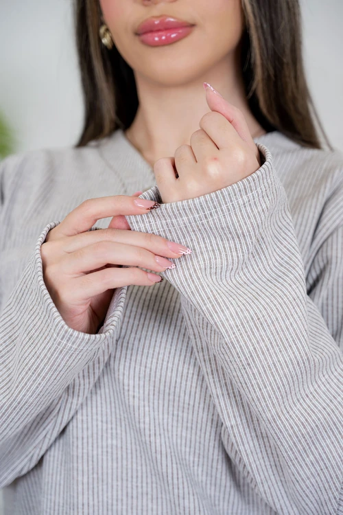 بيجاما نسائية قطعتين لون بيج مزينة بكتابات من الأمام ياقة دائرية بأزرار و بأكمام طويلة مع بنطلون طويل برباط في الخصر