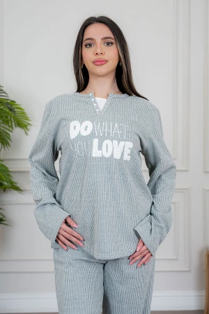 بيجاما نسائية قطعتين لون زيتي فاتح مزينة بكتابات من الأمام ياقة دائرية بأزرار و بأكمام طويلة مع بنطلون طويل برباط في الخصر