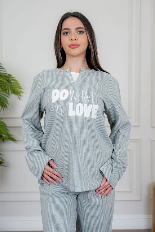 بيجاما نسائية قطعتين لون زيتي فاتح مزينة بكتابات من الأمام ياقة دائرية بأزرار و بأكمام طويلة مع بنطلون طويل برباط في الخصر