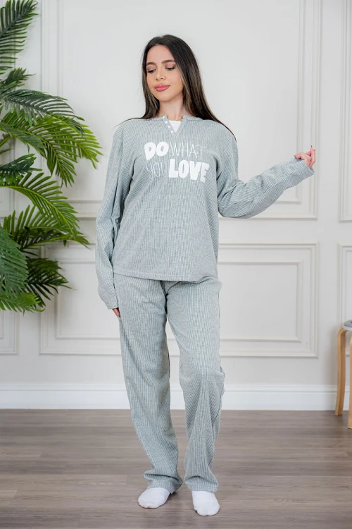 بيجاما نسائية قطعتين لون زيتي فاتح مزينة بكتابات من الأمام ياقة دائرية بأزرار و بأكمام طويلة مع بنطلون طويل برباط في الخصر