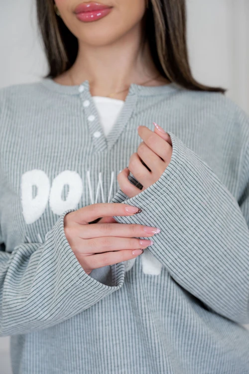 بيجاما نسائية قطعتين لون زيتي فاتح مزينة بكتابات من الأمام ياقة دائرية بأزرار و بأكمام طويلة مع بنطلون طويل برباط في الخصر