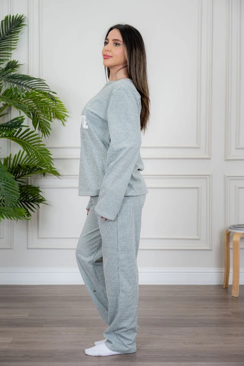 بيجاما نسائية قطعتين لون زيتي فاتح مزينة بكتابات من الأمام ياقة دائرية بأزرار و بأكمام طويلة مع بنطلون طويل برباط في الخصر