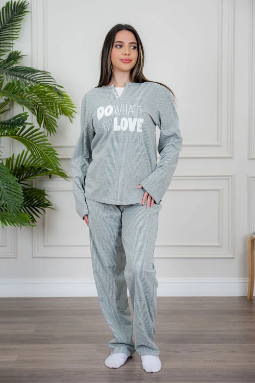 بيجاما نسائية قطعتين لون زيتي فاتح مزينة بكتابات من الأمام ياقة دائرية بأزرار و بأكمام طويلة مع بنطلون طويل برباط في الخصر