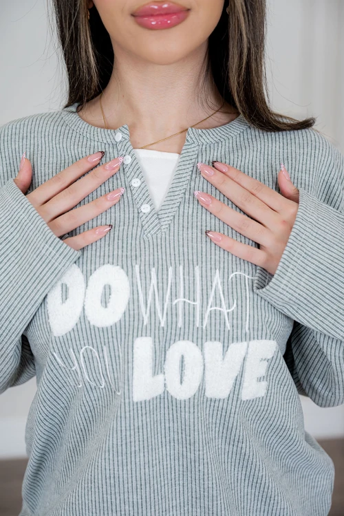 بيجاما نسائية قطعتين لون زيتي فاتح مزينة بكتابات من الأمام ياقة دائرية بأزرار و بأكمام طويلة مع بنطلون طويل برباط في الخصر