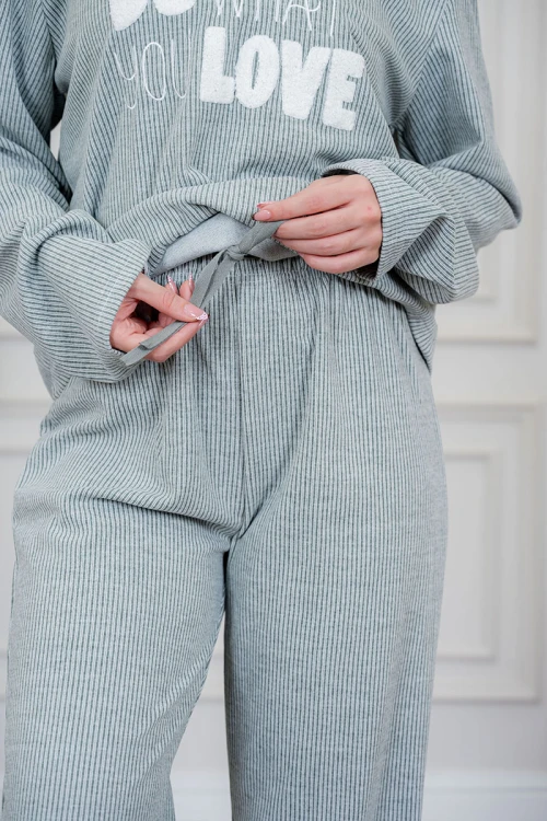 بيجاما نسائية قطعتين لون زيتي فاتح مزينة بكتابات من الأمام ياقة دائرية بأزرار و بأكمام طويلة مع بنطلون طويل برباط في الخصر