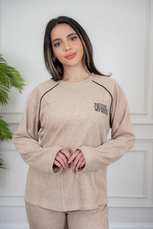 بيجاما نسائية قطعتين لون بيج مزينة بكتابات وخطوط باللون الأسود من الأمام ياقة دائرية و بأكمام طويلة مع بنطلون طويل