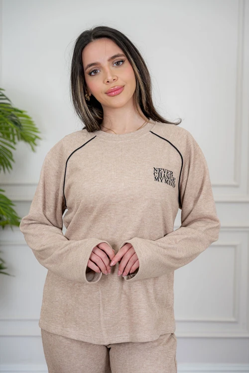 بيجاما نسائية قطعتين لون بيج مزينة بكتابات وخطوط باللون الأسود من الأمام ياقة دائرية و بأكمام طويلة مع بنطلون طويل