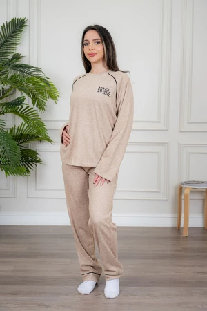 بيجاما نسائية قطعتين لون بيج مزينة بكتابات وخطوط باللون الأسود من الأمام ياقة دائرية و بأكمام طويلة مع بنطلون طويل