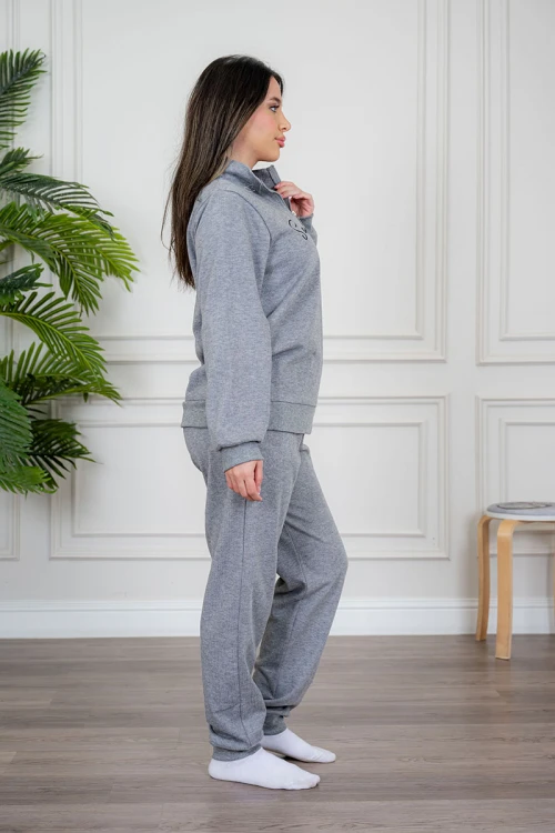 بيجاما نسائية قطعتين لون رمادي مزينة بكتابات من الأمام ياقة عالية بسحاب و بأكمام طويلة مع بنطلون طويل برباط في الخصر