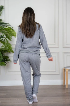 بيجاما نسائية قطعتين لون رمادي مزينة بكتابات من الأمام ياقة عالية بسحاب و بأكمام طويلة مع بنطلون طويل برباط في الخصر