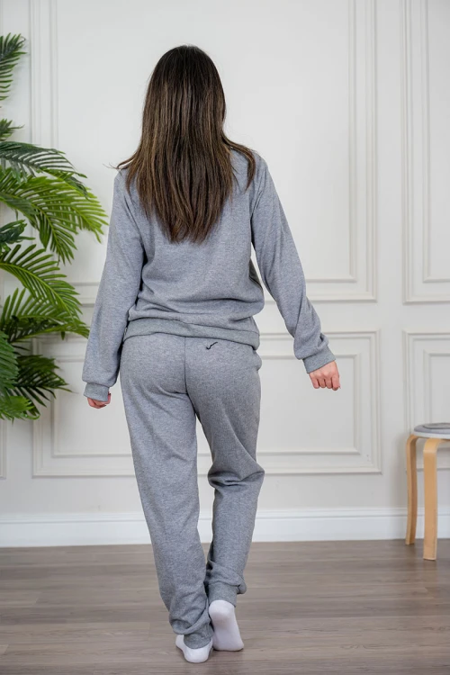 بيجاما نسائية قطعتين لون رمادي مزينة بكتابات من الأمام ياقة عالية بسحاب و بأكمام طويلة مع بنطلون طويل برباط في الخصر