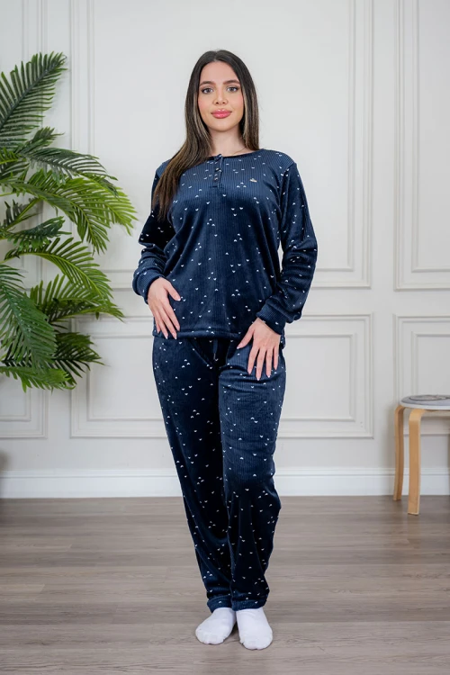 بيجاما نسائية قطعتين لون كحلي مزين بقلوب باللون الأبيض ياقة دائرية بأزرار و بأكمام طويلة مع بنطلون طويل برباط في الخصر