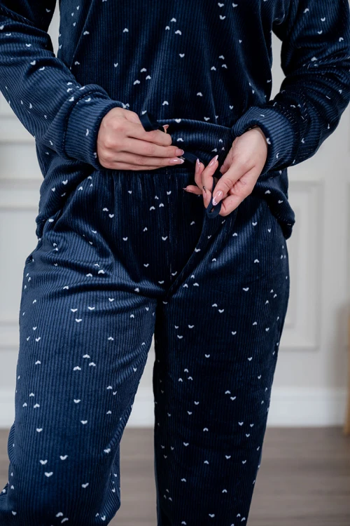 بيجاما نسائية قطعتين لون كحلي مزين بقلوب باللون الأبيض ياقة دائرية بأزرار و بأكمام طويلة مع بنطلون طويل برباط في الخصر