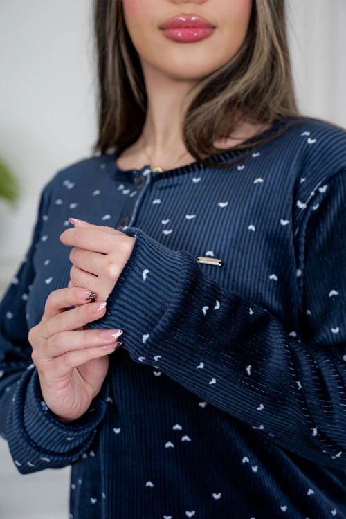 بيجاما نسائية قطعتين لون كحلي مزين بقلوب باللون الأبيض ياقة دائرية بأزرار و بأكمام طويلة مع بنطلون طويل برباط في الخصر