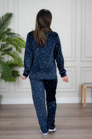 بيجاما نسائية قطعتين لون كحلي مزين بقلوب باللون الأبيض ياقة دائرية بأزرار و بأكمام طويلة مع بنطلون طويل برباط في الخصر