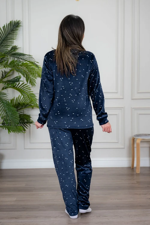 بيجاما نسائية قطعتين لون كحلي مزين بقلوب باللون الأبيض ياقة دائرية بأزرار و بأكمام طويلة مع بنطلون طويل برباط في الخصر