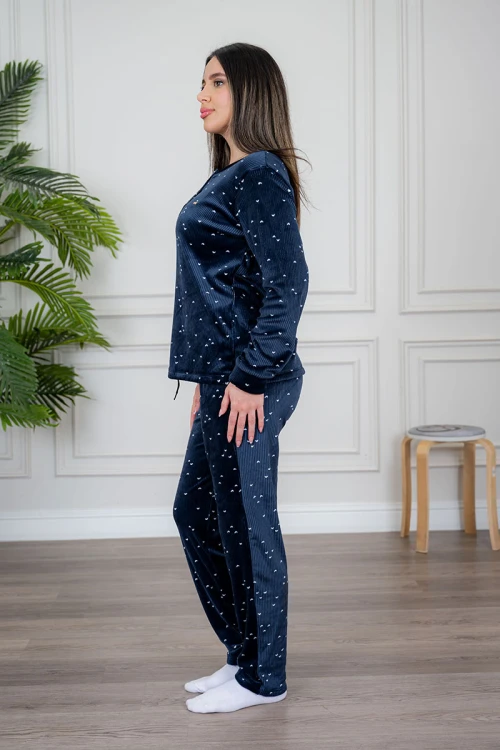 بيجاما نسائية قطعتين لون كحلي مزين بقلوب باللون الأبيض ياقة دائرية بأزرار و بأكمام طويلة مع بنطلون طويل برباط في الخصر