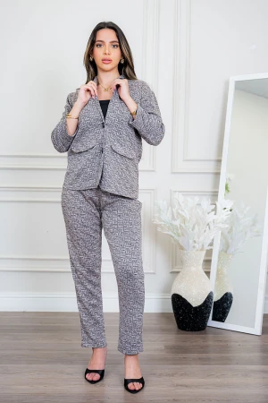 طقم نسائي قطعتين لون رمادي جاكيت بياقة قصة سبعة بأزرار من الأمام و أكمام طويلة مع بنطلون طويل