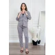 طقم نسائي قطعتين لون رمادي جاكيت بياقة قصة سبعة بأزرار من الأمام و أكمام طويلة مع بنطلون طويل