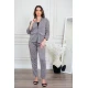 طقم نسائي قطعتين لون رمادي جاكيت بياقة قصة سبعة بأزرار من الأمام و أكمام طويلة مع بنطلون طويل