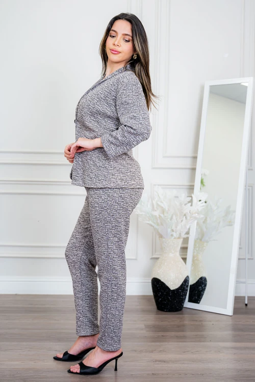 طقم نسائي قطعتين لون رمادي جاكيت بياقة قصة سبعة بأزرار من الأمام و أكمام طويلة مع بنطلون طويل