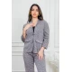طقم نسائي قطعتين لون رمادي جاكيت بياقة قصة سبعة بأزرار من الأمام و أكمام طويلة مع بنطلون طويل