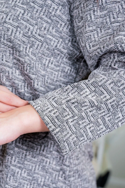 طقم نسائي قطعتين لون رمادي جاكيت بياقة قصة سبعة بأزرار من الأمام و أكمام طويلة مع بنطلون طويل