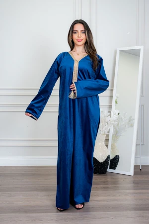 جلابية نسائية لون كحلي ياقة بقصة سبعة مزين بكلفة ذهبية من الياقة و الأكمام و بأكمام طويلة