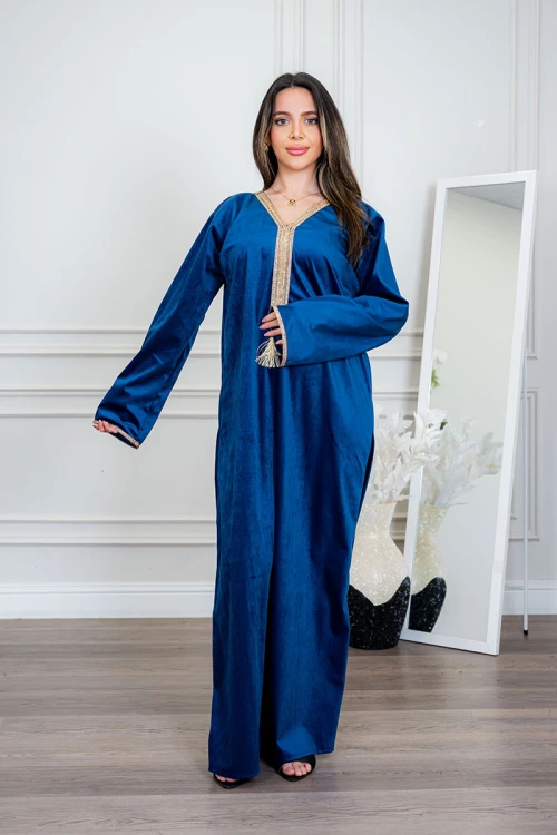 جلابية نسائية لون كحلي ياقة بقصة سبعة مزين بكلفة ذهبية من الياقة و الأكمام و بأكمام طويلة