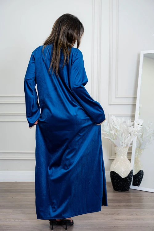 جلابية نسائية لون كحلي ياقة بقصة سبعة مزين بكلفة ذهبية من الياقة و الأكمام و بأكمام طويلة