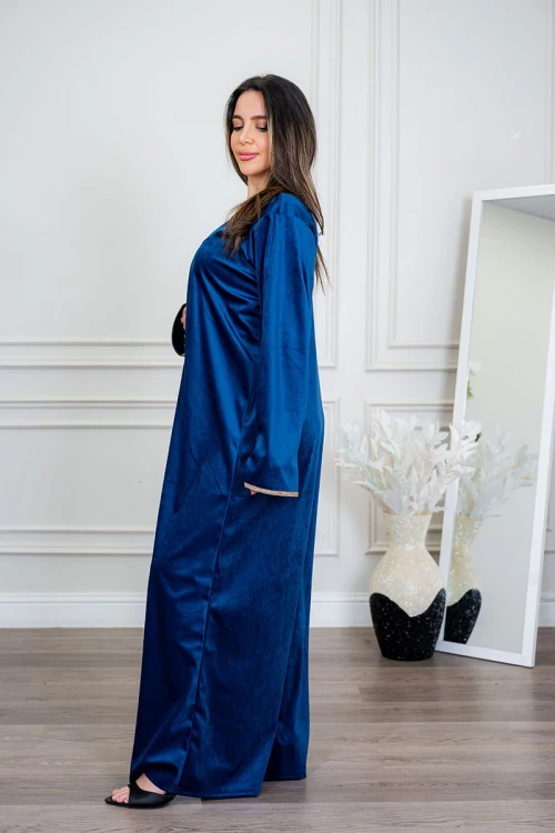 جلابية نسائية لون كحلي ياقة بقصة سبعة مزين بكلفة ذهبية من الياقة و الأكمام و بأكمام طويلة