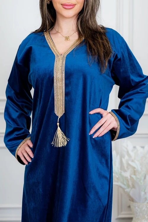 جلابية نسائية لون كحلي ياقة بقصة سبعة مزين بكلفة ذهبية من الياقة و الأكمام و بأكمام طويلة