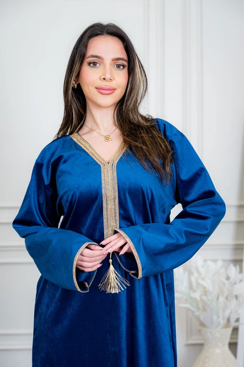 جلابية نسائية لون كحلي ياقة بقصة سبعة مزين بكلفة ذهبية من الياقة و الأكمام و بأكمام طويلة