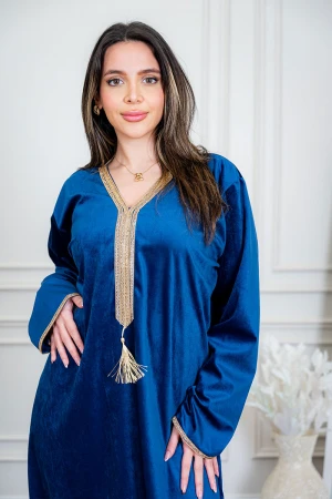 جلابية نسائية لون كحلي ياقة بقصة سبعة مزين بكلفة ذهبية من الياقة و الأكمام و بأكمام طويلة