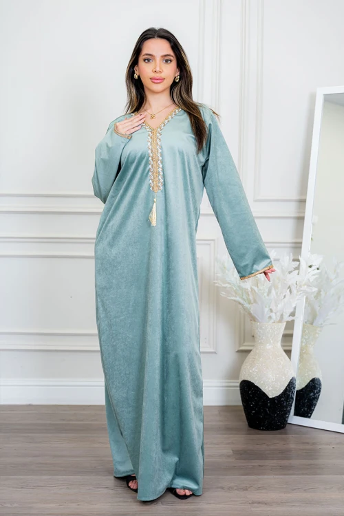 جلابية نسائية لون تفاحي ياقة بقصة سبعة مزين بكلفة ذهبية من الياقة و الأكمام و بأكمام طويلة